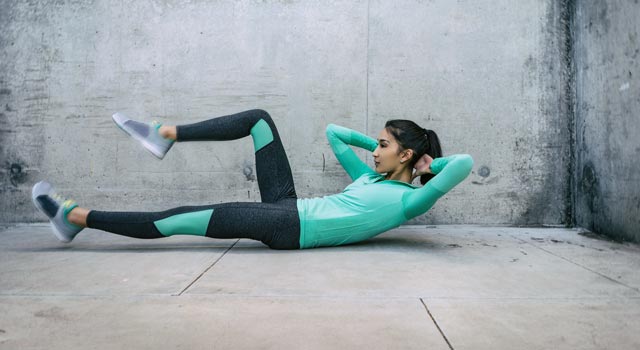 woman doing crunches